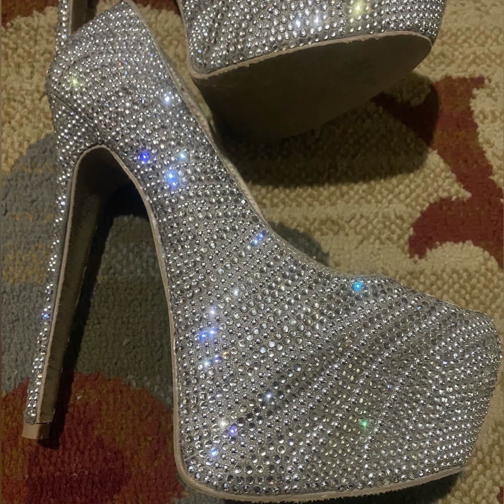 Steve Madden Glittering Silver Clutch